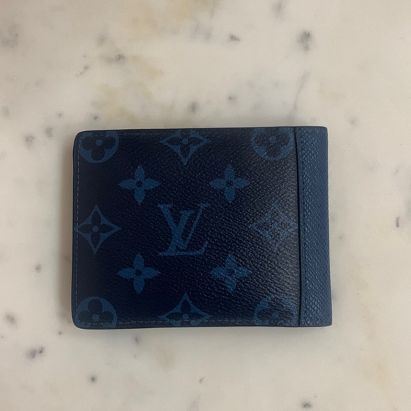 Louis Vuitton taiga wallet - Picture 1 of 2